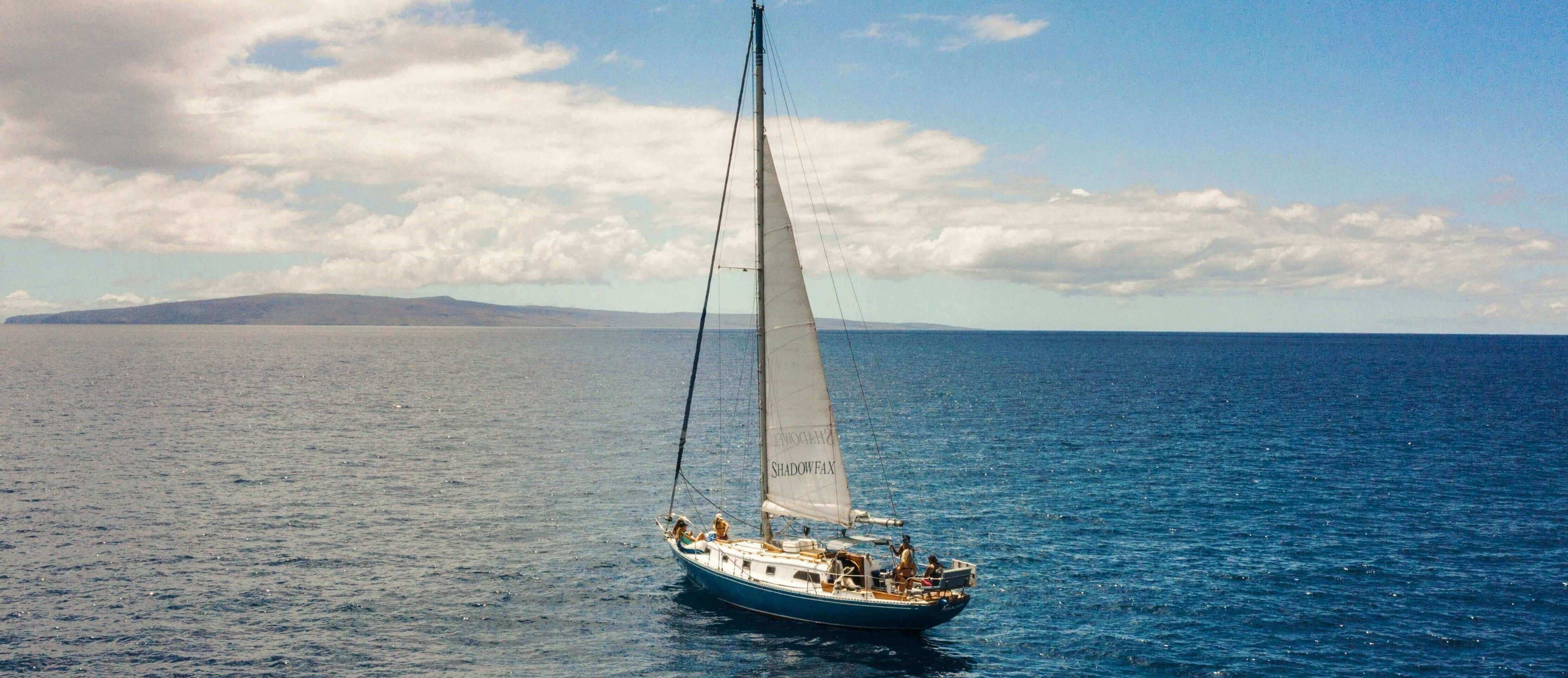Ein Segelschiff auf dem Meer.